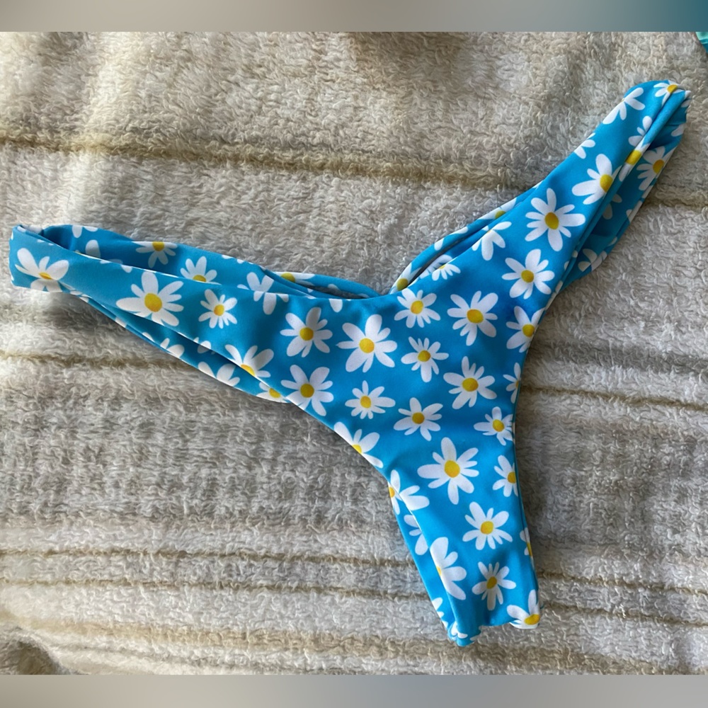 Moana daisy bottoms size XS - scrunch back with little tie